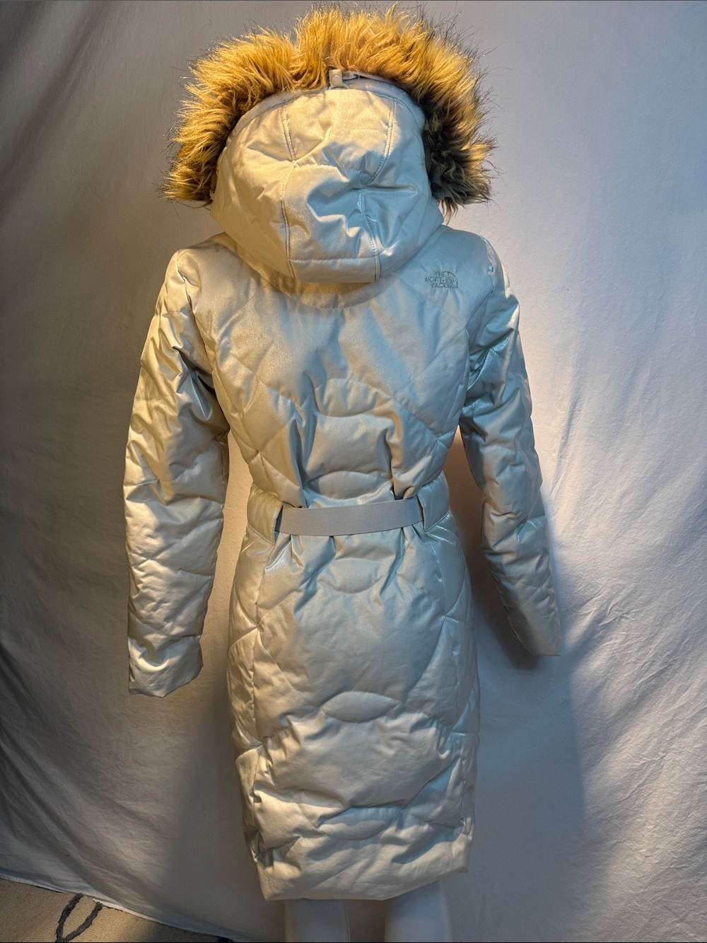 The North Face Women's Cream Quilted Belted Puffer Coat with Faux-Fur Hood - Picture 5 of 16